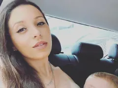 Мика Сточикова кърми публично: Когато обядвате в банята, тогава и аз ще кърмя там! (ФОТО)