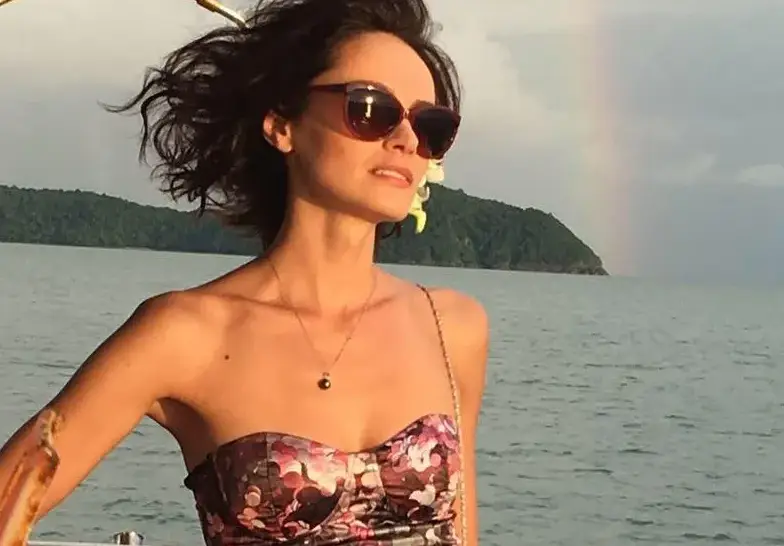 Надя от „Елит” пак залиня! Миглите и косата на красивата водеща окапаха