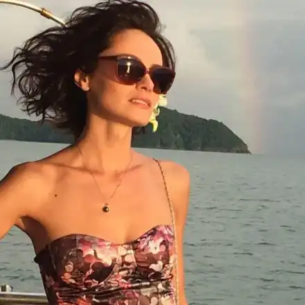 Надя от „Елит” пак залиня! Миглите и косата на красивата водеща окапаха