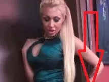 Не гледайте тази снимка! Миската с претенциите Джулиана Гани с ужасен целулит, огромни баджаци и дупе (Деликатно казано)