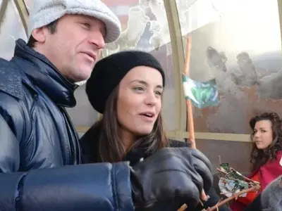 Ра-Динката бутат бебе, дърпат куче