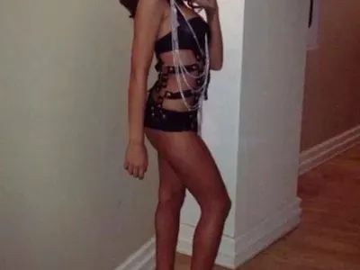 Спипаха я! Моника Валериева уж ходи на почивка, а всъщност заработва само по тиско (СКАНДАЛНО фото в галерията)