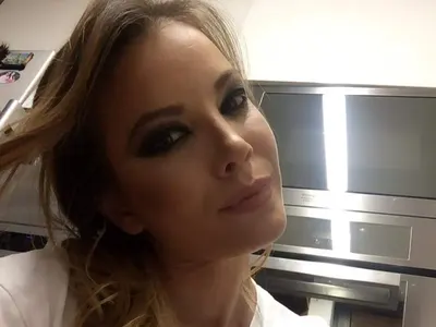 Става страшно! Емилия ОПЛЕШИВЯВА от нерви след изневярата на Коко (Снимка)