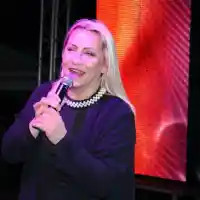 Весна Змиянац друса зърна и огромно шкембе в Банкя (60-годишната сръбска легенда се оля, СНИМКИ)