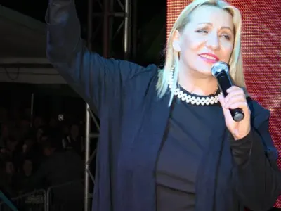 Весна Змиянац друса зърна и огромно шкембе в Банкя (60-годишната сръбска легенда се оля, СНИМКИ)