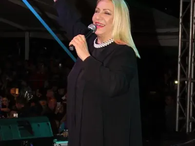 Весна Змиянац друса зърна и огромно шкембе в Банкя (60-годишната сръбска легенда се оля, СНИМКИ)