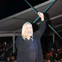 Весна Змиянац друса зърна и огромно шкембе в Банкя (60-годишната сръбска легенда се оля, СНИМКИ)