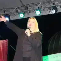 Весна Змиянац друса зърна и огромно шкембе в Банкя (60-годишната сръбска легенда се оля, СНИМКИ)