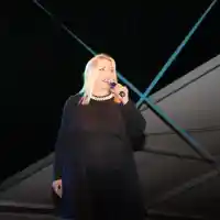 Весна Змиянац друса зърна и огромно шкембе в Банкя (60-годишната сръбска легенда се оля, СНИМКИ)