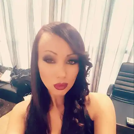 Влюбен хакер тормози певица