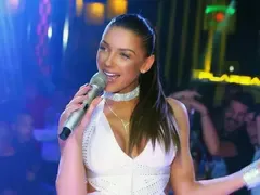 Емануела е неузнаваема! Певицата разтуптя мъжките сърца с новите си бомби (Снимки)
