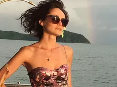 Надя от „Елит” пак залиня! Миглите и косата на красивата водеща окапаха