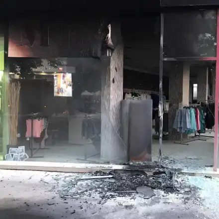 Запалиха магазин на Мегз в София