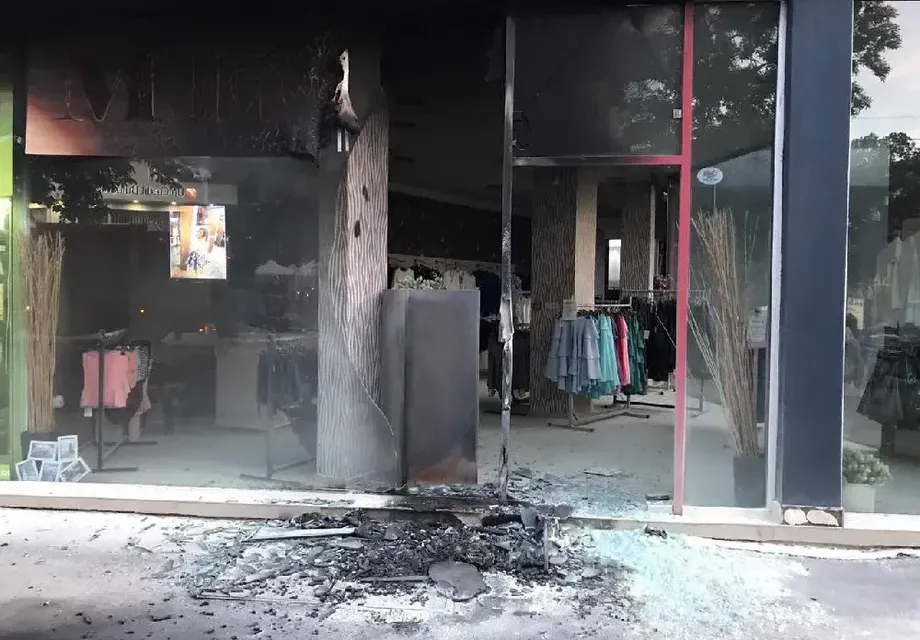 Запалиха магазин на Мегз в София