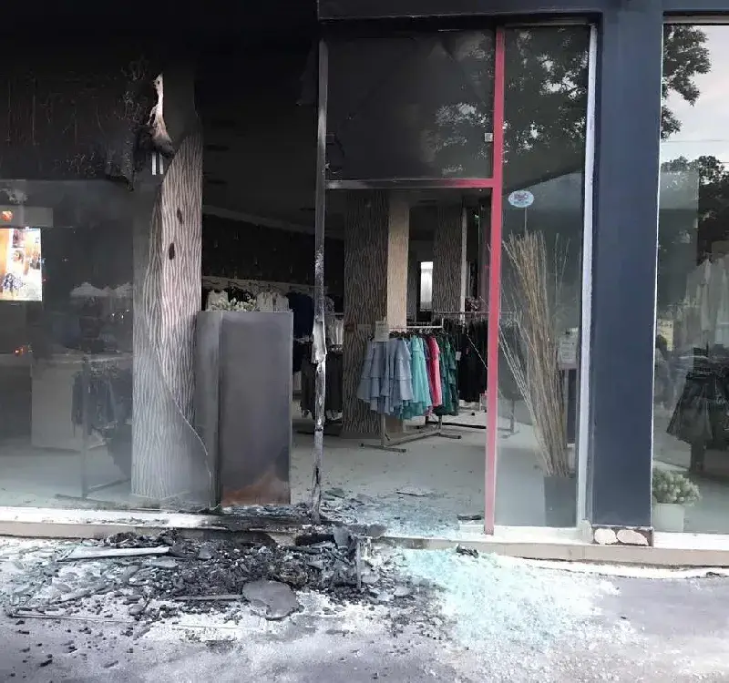 Запалиха магазин на Мегз в София