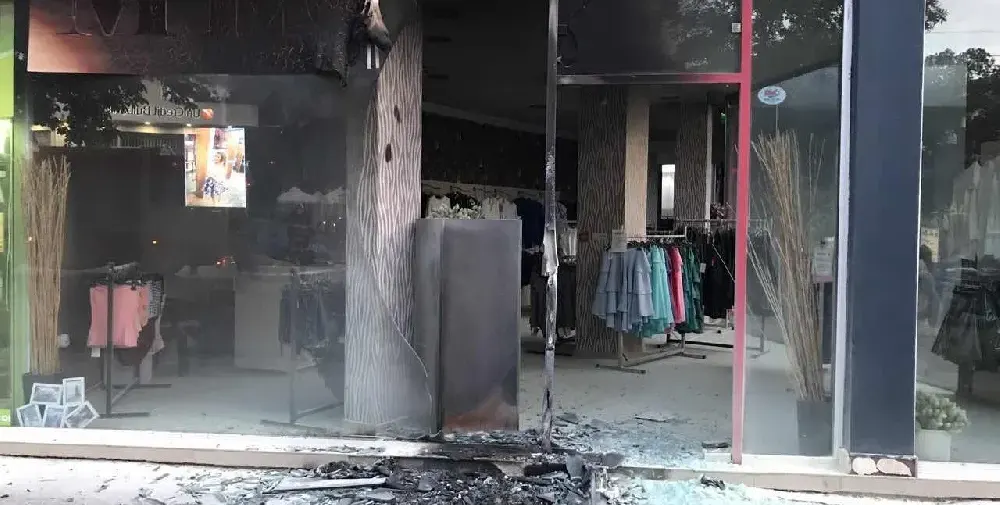 Запалиха магазин на Мегз в София