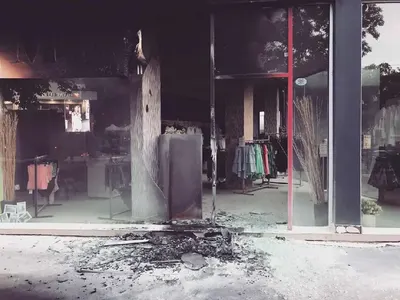 Запалиха магазин на Мегз в София