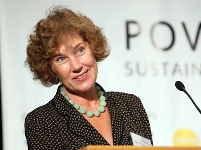 Зорко следят крадливата Елена Поптодорова, когато влиза в родните бутици! Размина се с условна присъда за задигнатото кремче