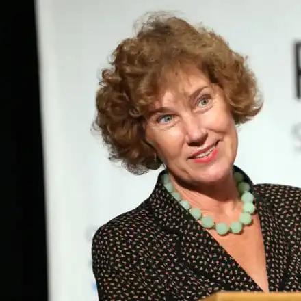 Зорко следят крадливата Елена Поптодорова, когато влиза в родните бутици! Размина се с условна присъда за задигнатото кремче