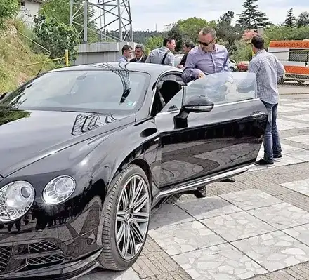 Бербатов, научи се да паркираш! Митко препречи с бентлито си пътя на стотици пешеходци! Полицаи глобяват пенсионери, но не и него