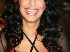 Бони побърква съседите си с пиянски изцепки (Комшиите искат да я гонят от блока)