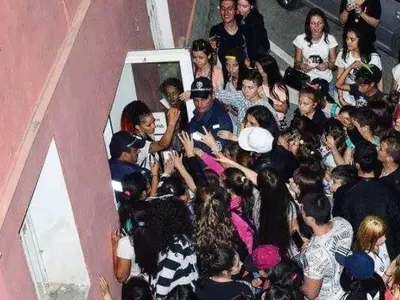 Дара показва среден пръст на деца