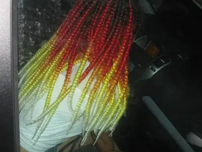 Дара показва среден пръст на деца