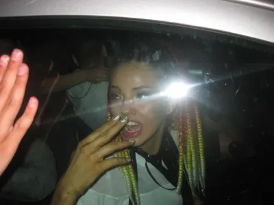 Дара показва среден пръст на деца