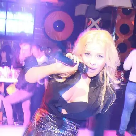 ДесиСлава се чуди и мае как да крие бременното коремче, но не й минават номерата! (Вижте новите й форми)