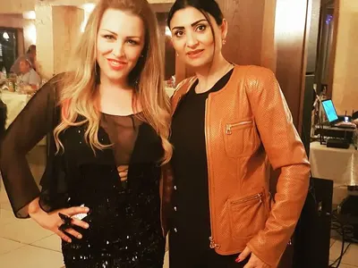 Евгени Минчев пусна „Гилотината“: Петя Дикова с атрибути от гардероба на попфолка, метално бижу подчертава окосмението на Дидо като във филм за възрастни, Софка е като в скалп на седалка и още....  (Снимки)