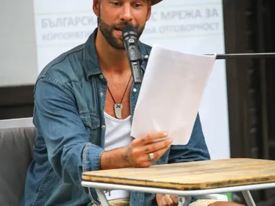 Евгени Минчев пусна „Гилотината“: Петя Дикова с атрибути от гардероба на попфолка, метално бижу подчертава окосмението на Дидо като във филм за възрастни, Софка е като в скалп на седалка и още....  (Снимки)