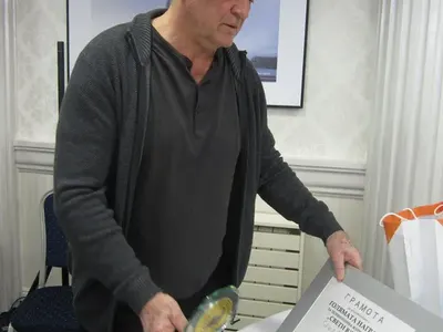 Евгени Минчев пусна „Гилотината“: Петя Дикова с атрибути от гардероба на попфолка, метално бижу подчертава окосмението на Дидо като във филм за възрастни, Софка е като в скалп на седалка и още....  (Снимки)