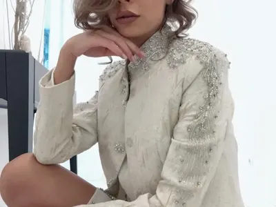 Евгени Минчев пусна „Гилотината“: Петя Дикова с атрибути от гардероба на попфолка, метално бижу подчертава окосмението на Дидо като във филм за възрастни, Софка е като в скалп на седалка и още....  (Снимки)