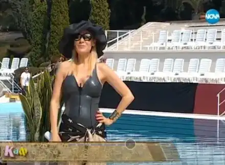 Гала изду гърди! Водещата пъчи набъбнал бюст в ефир