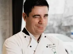 Грозна сцена: Шеф Виктор Ангелов се сби със сервитьор пред клиентите си (Подробности за сеира, ще ходят и на съд)