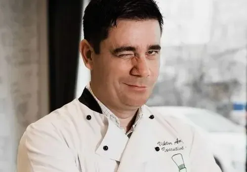 Грозна сцена: Шеф Виктор Ангелов се сби със сервитьор пред клиентите си (Подробности за сеира, ще ходят и на съд)