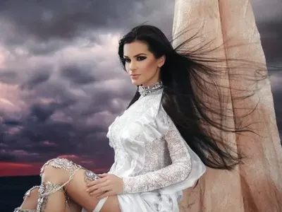 И фен на Преслава с горещо писмо до HotArena: Колежките й я плюят защото и завиждат! Тя е номер 1 (Вижте целия текст)