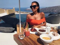 И Санторини видя спортното барабанче на Николета! Самата тя коментира: Уоу, каква гледка! (Снимка в галерия)