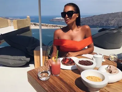 И Санторини видя спортното барабанче на Николета! Самата тя коментира: Уоу, каква гледка! (Снимка в галерия)