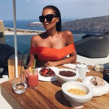 И Санторини видя спортното барабанче на Николета! Самата тя коментира: Уоу, каква гледка! (Снимка в галерия)