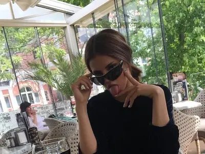 Като маорите: Дара не спира да се плези на снимки! Защо го прави?!