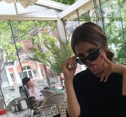 Като маорите: Дара не спира да се плези на снимки! Защо го прави?!