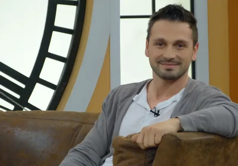 Косъма вади 10 бона от колеги! Александър Сано на заплата при Азис, работи и за други певци