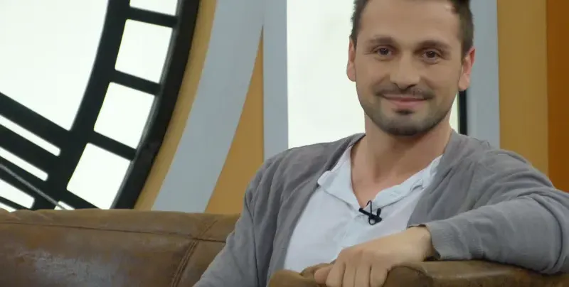 Косъма вади 10 бона от колеги! Александър Сано на заплата при Азис, работи и за други певци