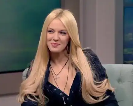 Красивата синоптичка на Би Ти Ви оплю Тита