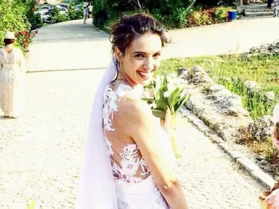 Луиза Григорова се омъжи в рокля за 2 бона и кубинки! Младоженецът пък й каза „да“ по маратонки! (+Още подробности)