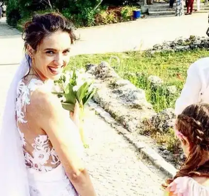 Луиза Григорова се омъжи в рокля за 2 бона и кубинки! Младоженецът пък й каза „да“ по маратонки! (+Още подробности)