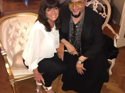 Мая Нешкова точи баница за Евгени Минчев! Звезда от Ало ало в дома на лорда (Снимки)