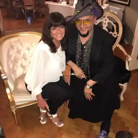 Мая Нешкова точи баница за Евгени Минчев! Звезда от Ало ало в дома на лорда (Снимки)