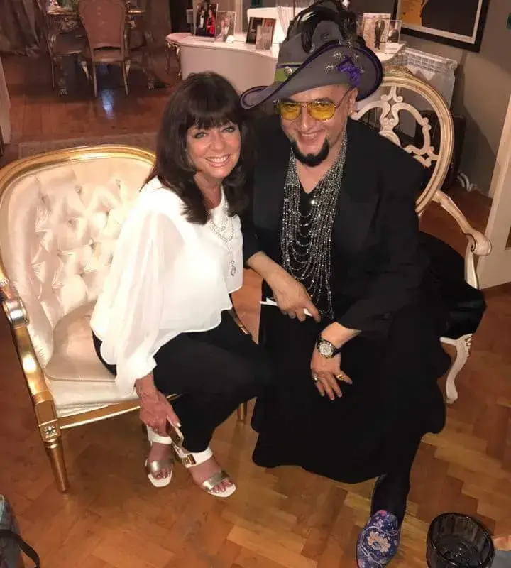 Мая Нешкова точи баница за Евгени Минчев! Звезда от Ало ало в дома на лорда (Снимки)